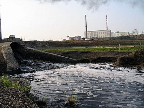 江西九江,某工厂直接排放污水入鄱阳湖